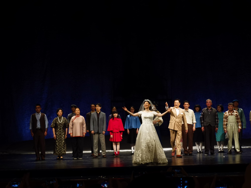 At the end of the performance, Xu Fan (middle) received warm applause from the audience. The Paper reporter Wang Zhengtu