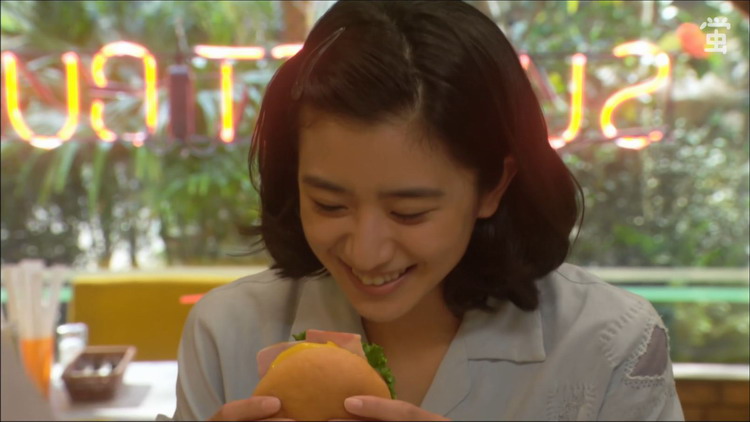 Higa Yuko who eats hamburger for the first time