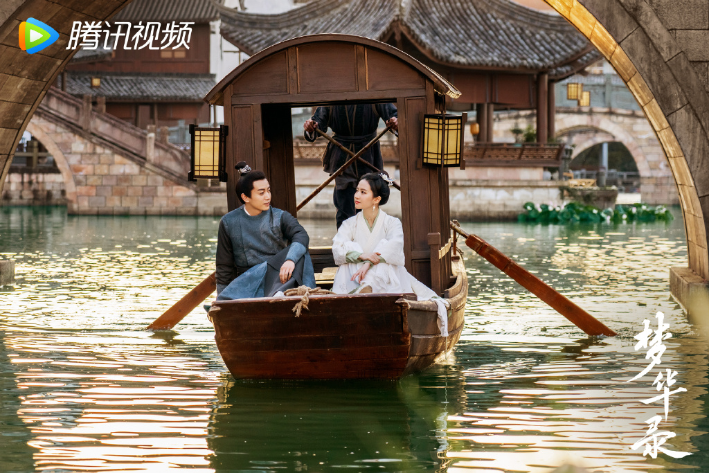 "Menghualu" stills, the male and female protagonists take a boat