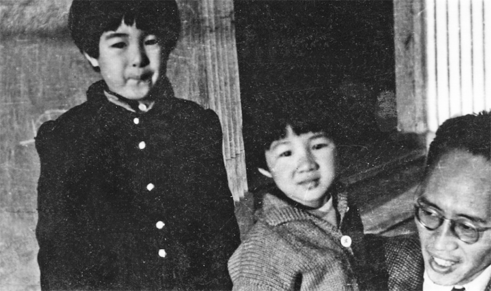 Young Huang Shuqin (left), Huang Haiqin and his father Huang Zuolin.