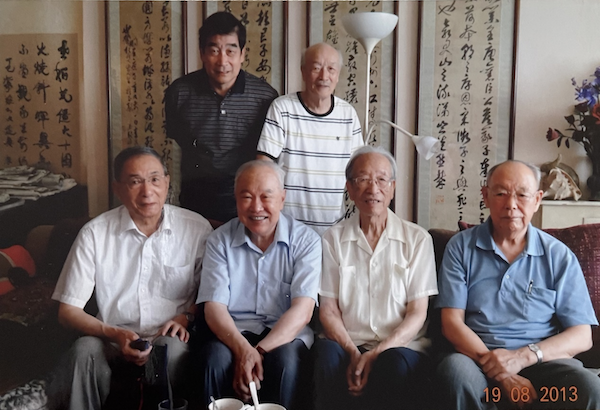 Huang Ti organized a small gathering, with Peng Qingyun, Jin Chongji, Xie Chensheng and Fu Xinian in the front row from left, Zhang Tunsheng and Huang Ti in the back row.
