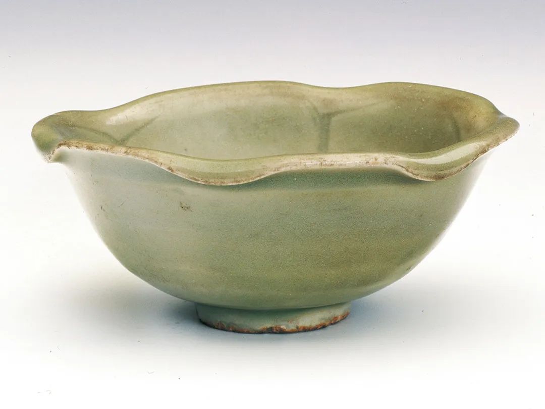 Yuan Longquan celadon celadon bowl with lotus leaf with tortoise heart in the collection of Zhejiang Provincial Museum