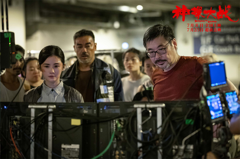 Director Wai Ka Fai watched the replay with actors Cai Zhuoyan and Lau Ching Wan.