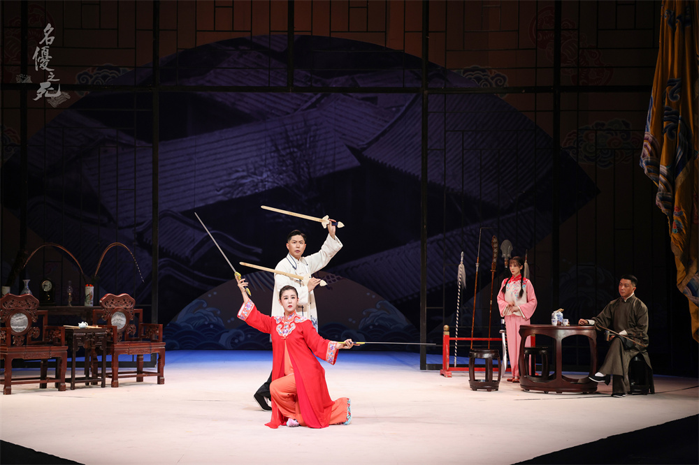 Stills of "The Death of the Famous", Li Xiaomeng (front) plays Liu Fengxian, Yan Rui (back) plays Liu Zhensheng.