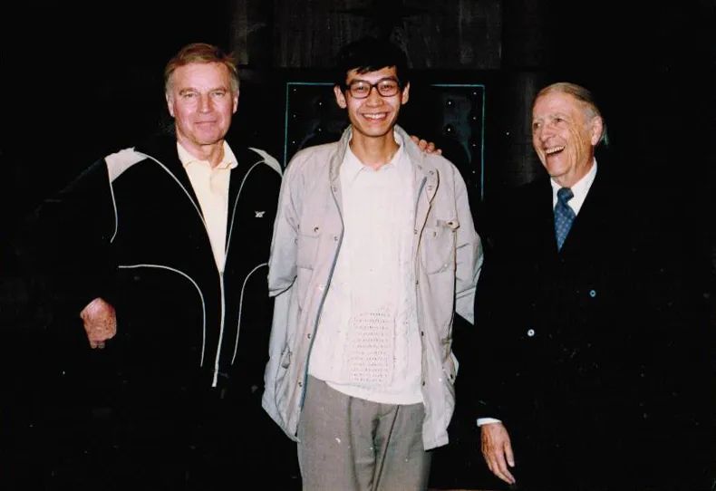 Ren Ming and "Mutiny" author Herman Walker (right), director Charlton Heston (left) The picture comes from the official public account of Beijing Renyi