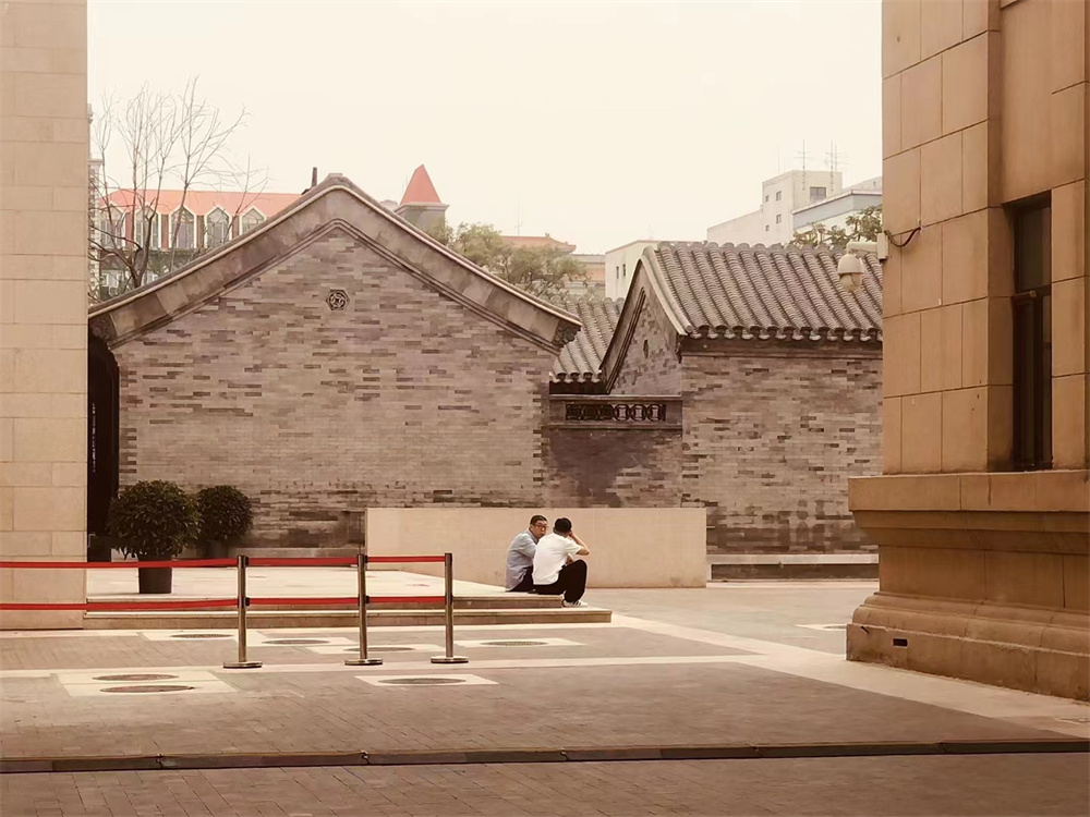 Ren Ming and Yan Rui chat on the steps of Beijing International Drama Center. The picture is from director Yan Rui's circle of friends.