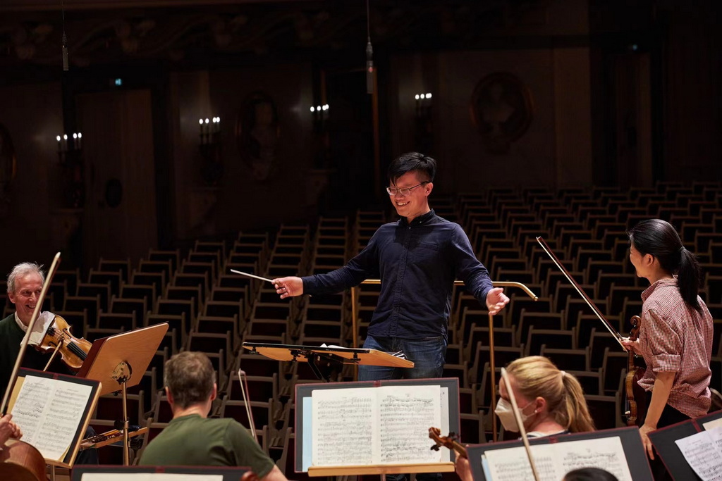 Sun Yifan rehearsing with the Berlin Konzerthaus Orchestra