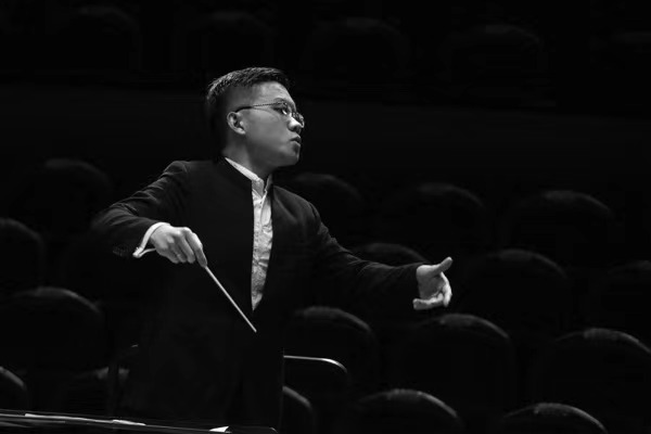 Sun Yifan conducts the Wuhan Philharmonic Orchestra.