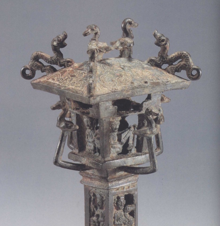 (Late Warring States Period) A tower-shaped square column unearthed in Yanxiadu, Yixian County, Hebei Province. A hollowed-out terrace was cast on the upper floor, and four people were seated on it. Image source (Complete Works of Chinese Bronze Ware[M] Vol. 9 Figure 139)