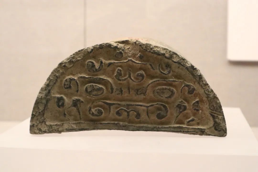 A taotie-patterned tiledang from the Warring States Period, unearthed from the Yanxiadu site in Yi County, Hebei Province