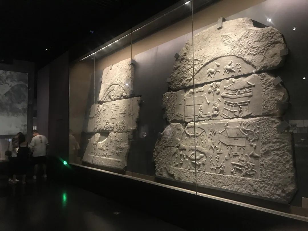 The Eastern Han Dynasty statues displayed in the exhibition hall of the Chengdu Museum