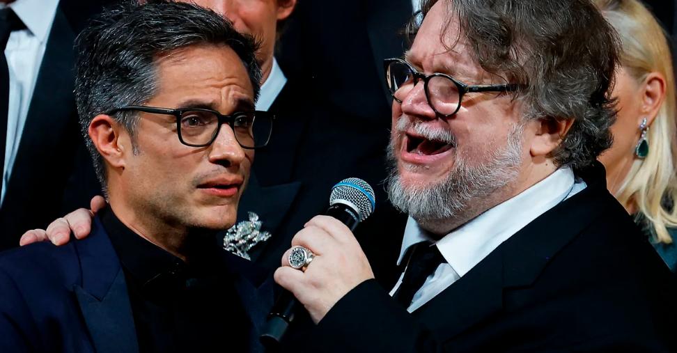 Gael García Bernal (left) and Jill Dara sing a sing-along at the commemoration