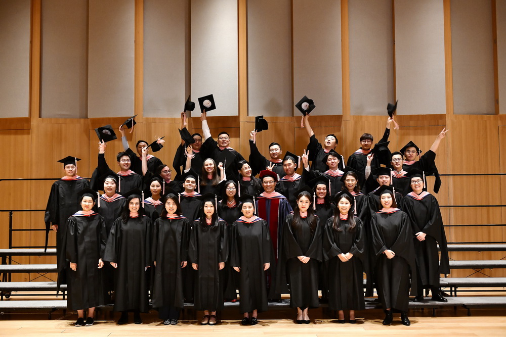 The first postgraduate graduates, He Wei took a photo with the graduates