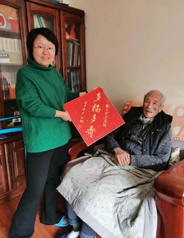 In January 2020, at home with student Xiu Shuqing.