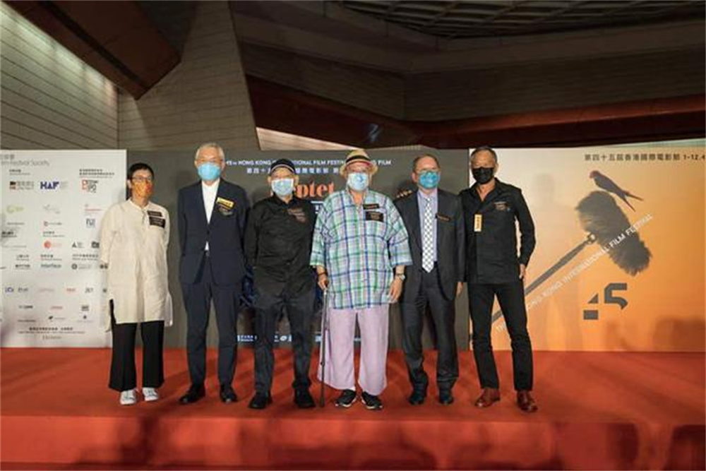 The six directors of "The Band of Seven" are the promotional platforms for the Hong Kong Film Festival. Because of wearing a mask, it is not an official promotional photo, and it looks a bit funny, but it has the taste of a real record of the background of the times.