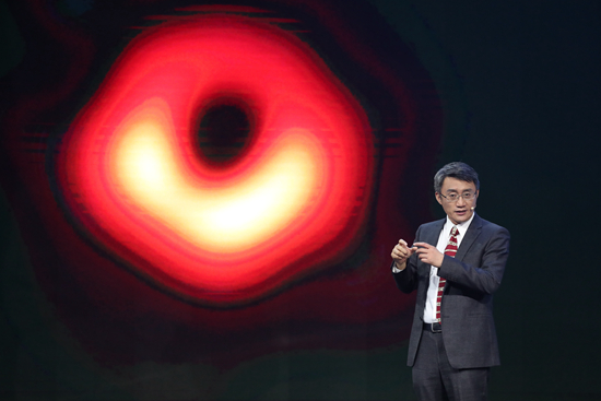 Yuan Feng explained the "doughnut" of the universe to the public in a popular science lecture. Photo courtesy of the interviewee