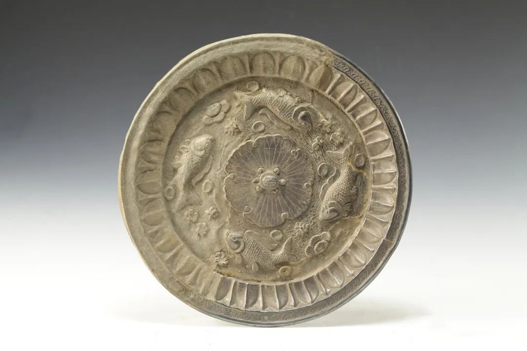 Southern Song Dynasty Silver Plate with Guihua Fish and Algae Pattern Unearthed from the Song Dynasty cellar in Xiaopingqiao Village, Pingqiao Township, Liyang, Jiangsu in 1982 and collected by Zhenjiang Museum