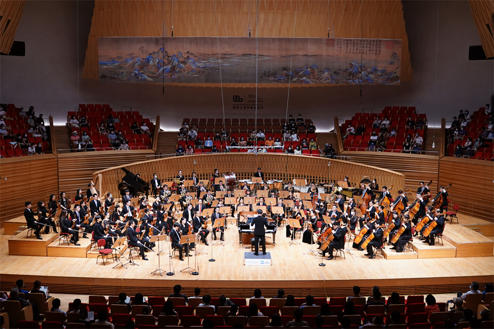 The Shanghai Symphony Orchestra is backed by "A Thousand Miles of Rivers and Mountains"