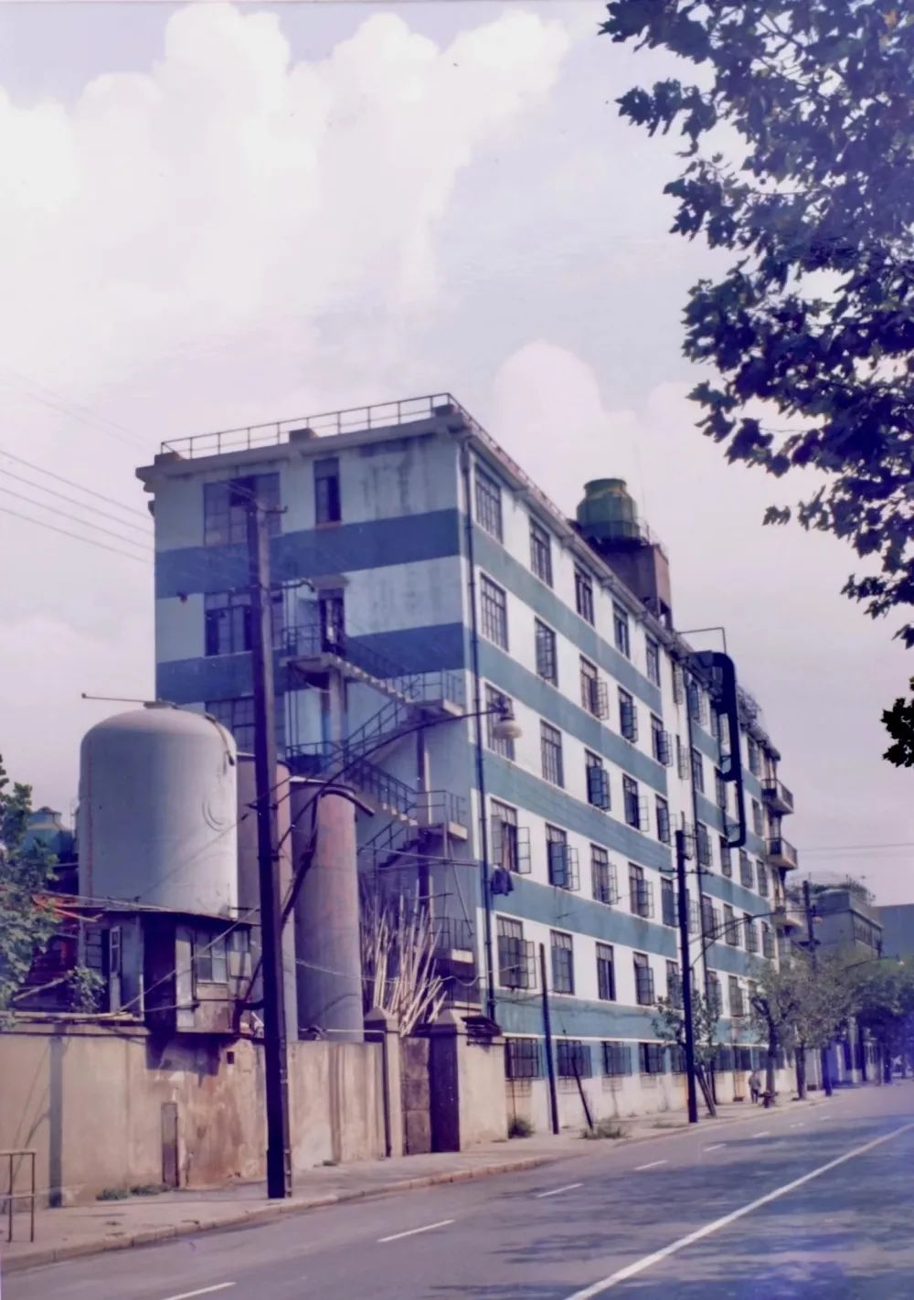 Wuzhou Pharmaceutical Factory on Xinhua Road in the 1980s. Image: Provided by the District Place Name Office