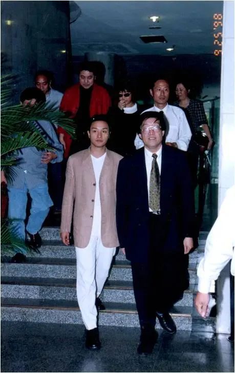 Wang Jiayan (right) receives Leslie Cheung