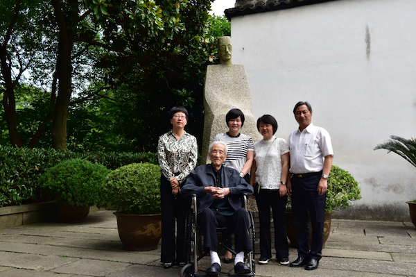 In May 2019, a group photo was taken in front of the former residence of Wang Guowei in Haining.