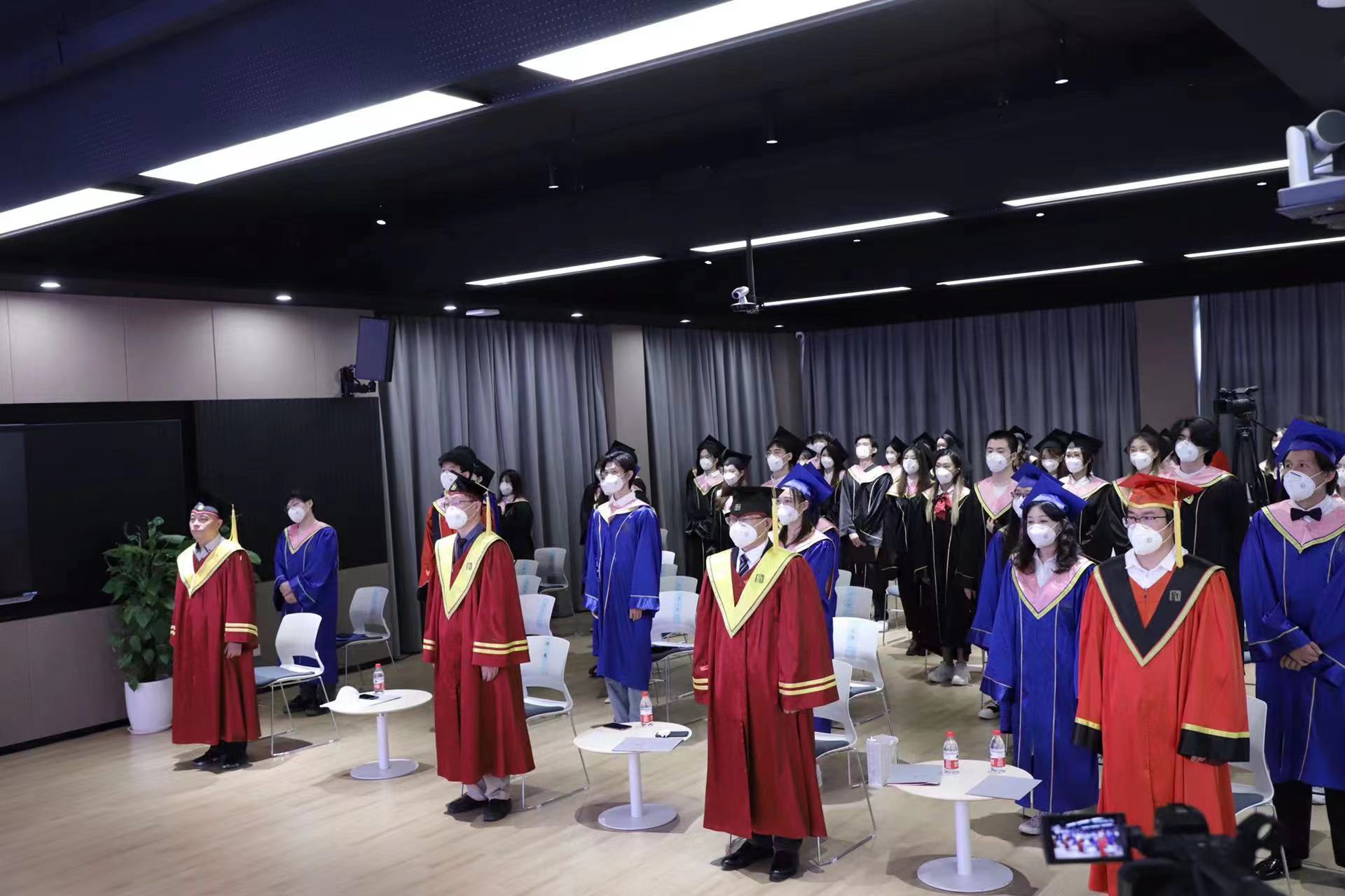 Some graduates attended the offline graduation ceremony