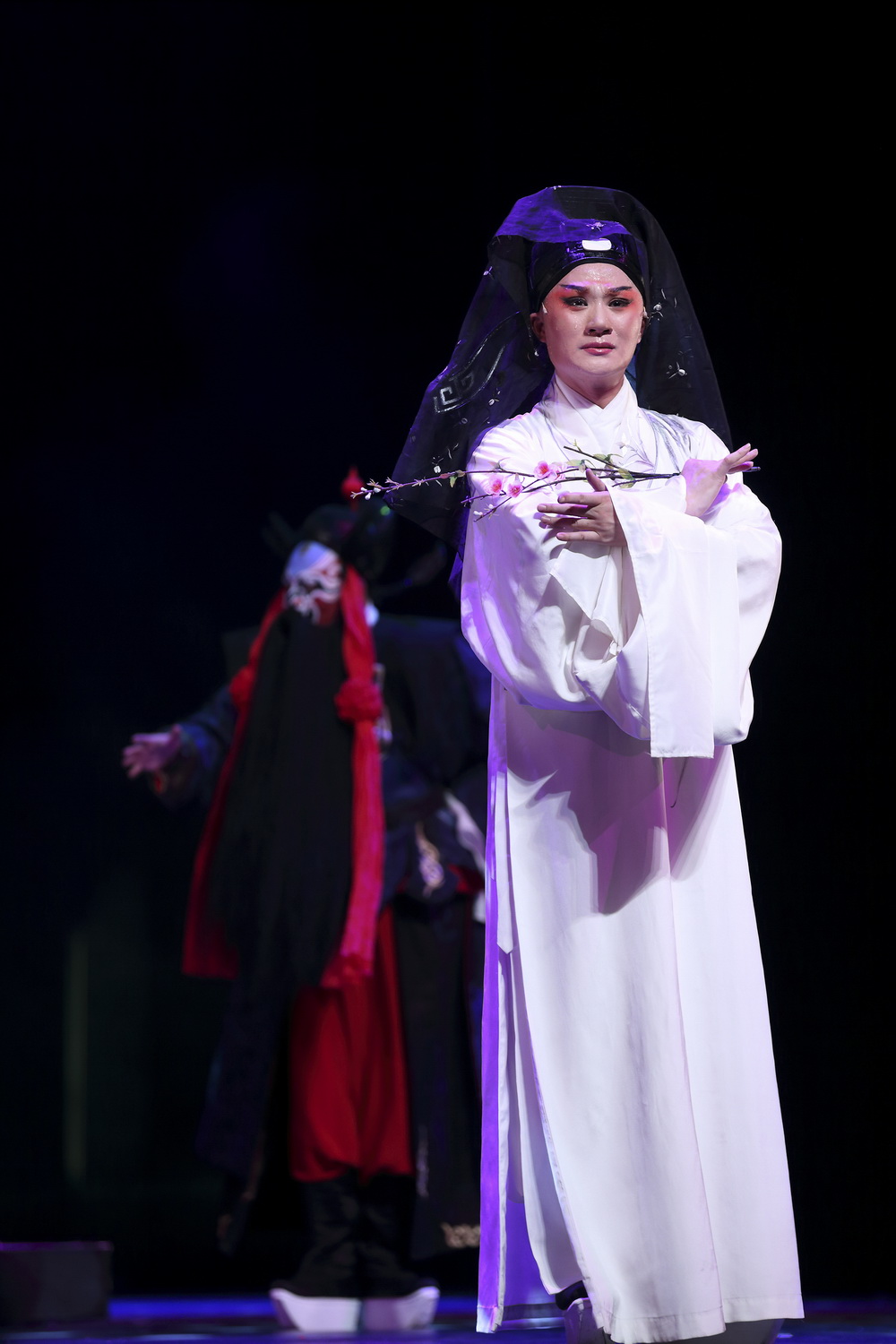 Zhang Jun plays Zhang Ruoxu, in black gauze. Photo courtesy of Shanghai Grand Theater