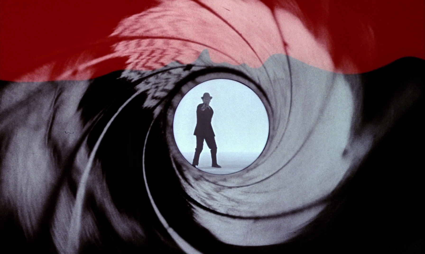 The opening of the first 007 film "Dr. No", Bond (in the picture is not Sean Connery, but his stuntman Ben Simmons) appeared in the swirl window of the barrel, shooting the classic look at the audience