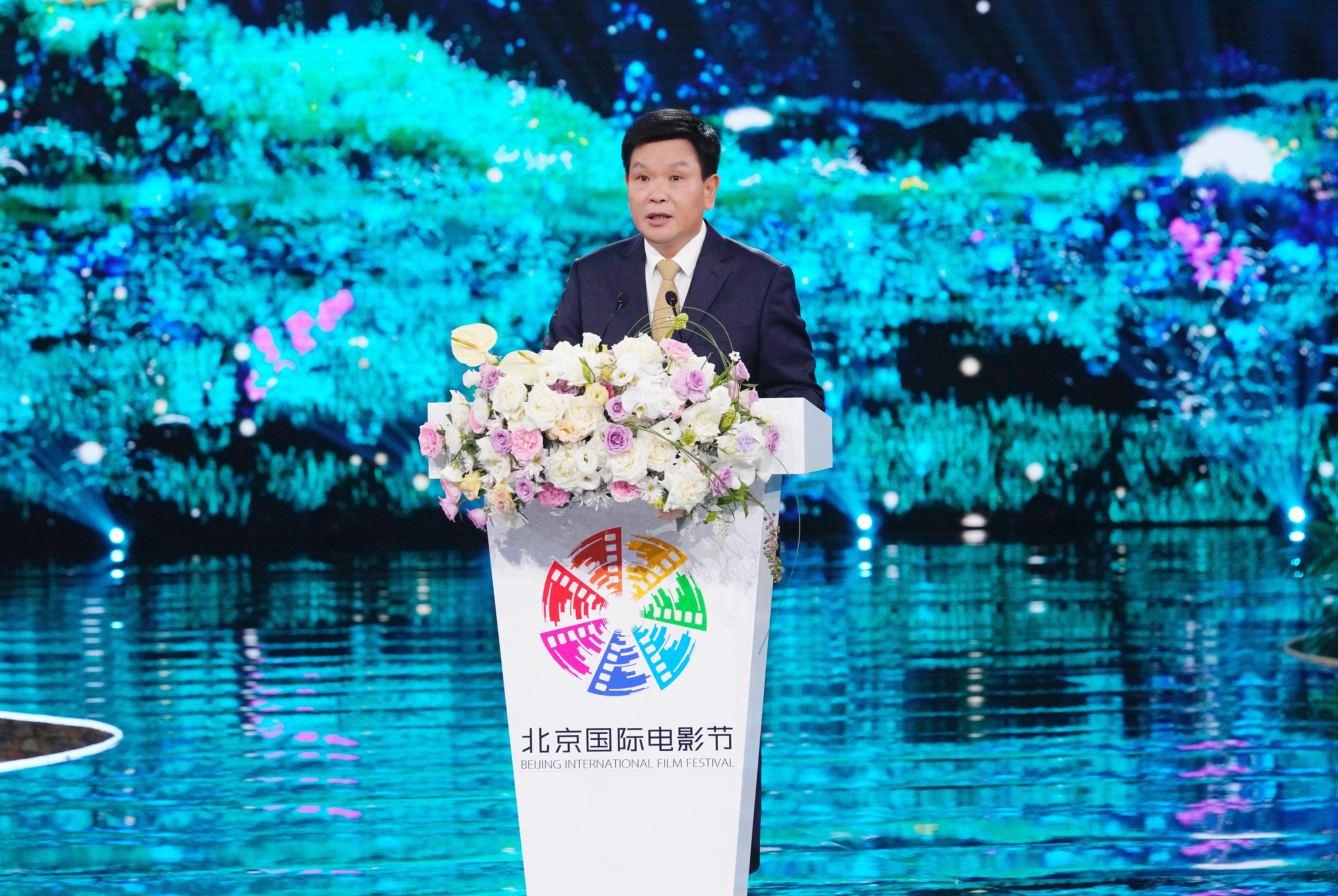 Mo Gaoyi, Member of the Standing Committee of the Beijing Municipal Party Committee, Minister of the Propaganda Department, and Executive Vice Chairman of the Organizing Committee of the 12th Beijing International Film Festival, delivered a speech