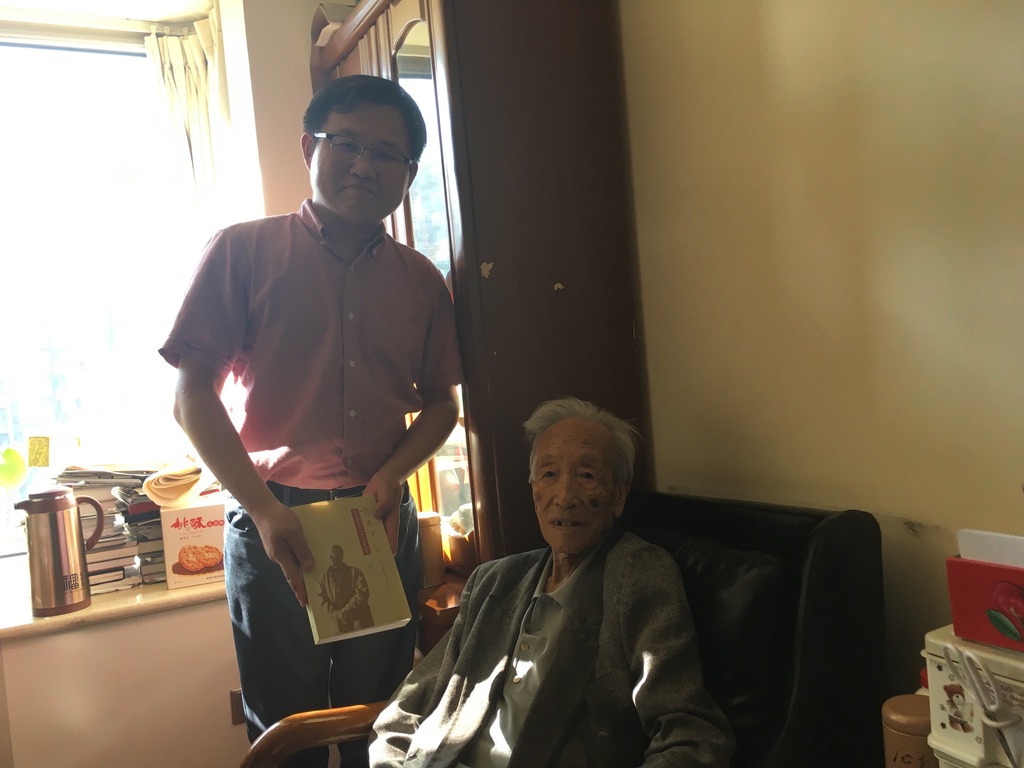 In 2018, the author of this article (left) visited Mr. Xie with the newly published "Xie Chensheng's Oral: A Chronicle of Major Decision-Making of the Cultural Relics in New China"