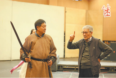 Director Lan Lanye (right) of the drama "Wu Wang Jin Ge Yue Wang Sword" speaks for actor Pu Cunxin (left).