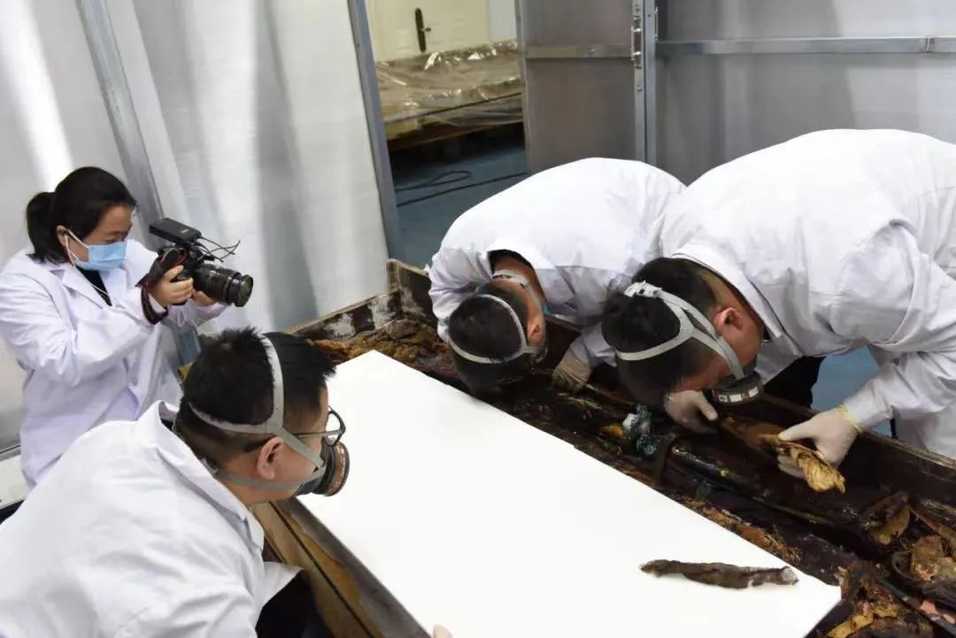 Murongzhi coffin laboratory cleaning of Tuyuhun royal family tombs in Wuwei Tang Dynasty