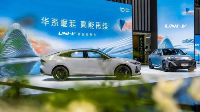 The new car was unveiled in Chongqing, and Changan UNI continued to explore the fun of driving control