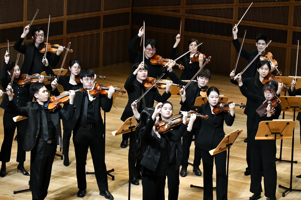 The end of the 2022 school year celebration concert, why are students willing to be "green leaves"