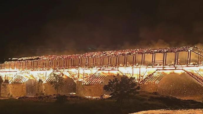The Wan'an Bridge in Pingnan was burnt down, making it the longest existing wooden arch bridge in the country