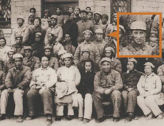 In 1942, Ouyang Shanzun participated in a group photo as a representative of the Yan'an Literature and Art Symposium