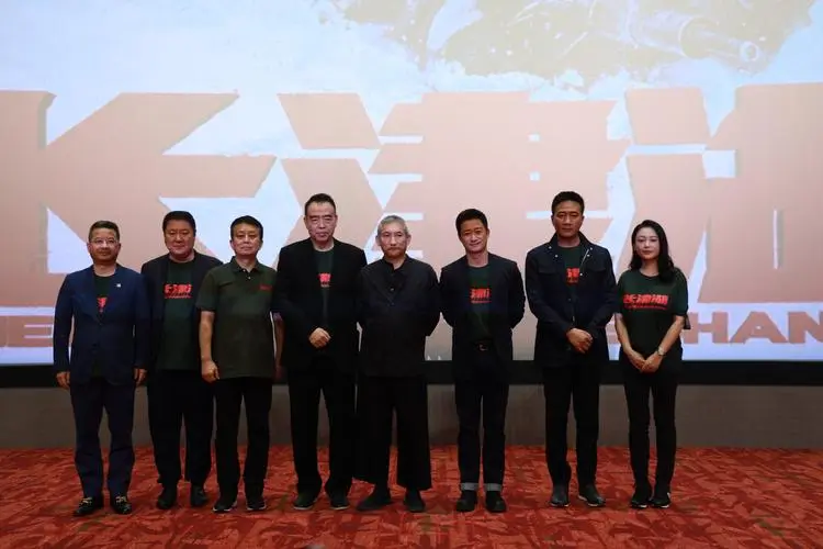 On September 30, 2021, the Shanghai premiere of "Changjin Lake", the main creators met with the audience, the fourth from the left is Chen Kaige, the fourth from the right is Tsui Hark, and the third from the right is Wu Jing.