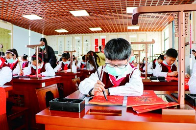 Students at Lianshi Primary School in Huzhou, Zhejiang Province are writing Chinese characters. Photo by Lu Zhipeng/Guangming Pictures