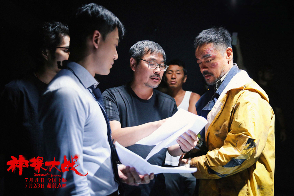 Director Wei Jiahui and actors Liu Qingyun and Lin Feng are watching "Flying Pages".