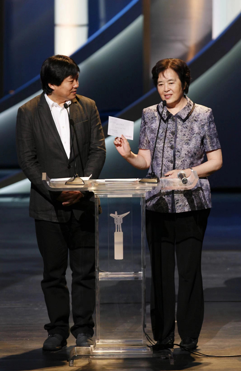 In 2008, at the 11th Shanghai International Film Festival, director Huang Shuqin presented the Best Director Award as the guest of honor.