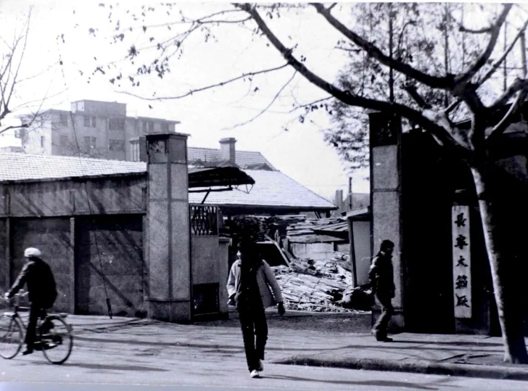 In 1986, the Changning wooden box factory at the Panyu intersection of Xinhua Road. Image: Provided by the District Place Name Office