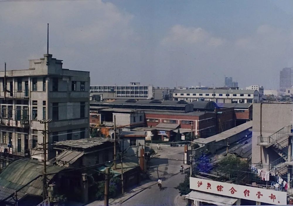 In 1986, the No. 10 Shanghai Steel Plant on the south side of Xinhua Road. Image: Provided by the District Place Name Office