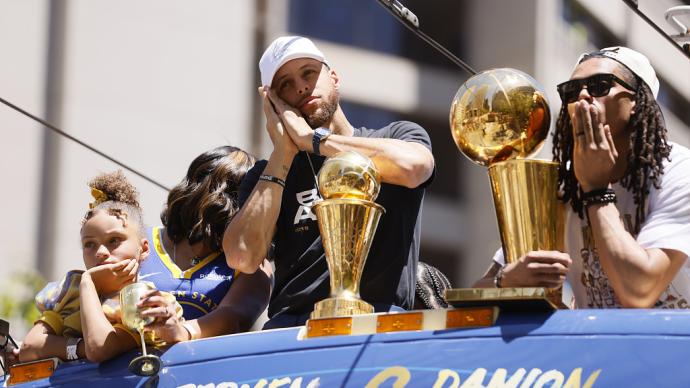 Sports Network | Curry paraded with three MVP trophies, Ryan Giggs beat his girlfriend and was forced to resign