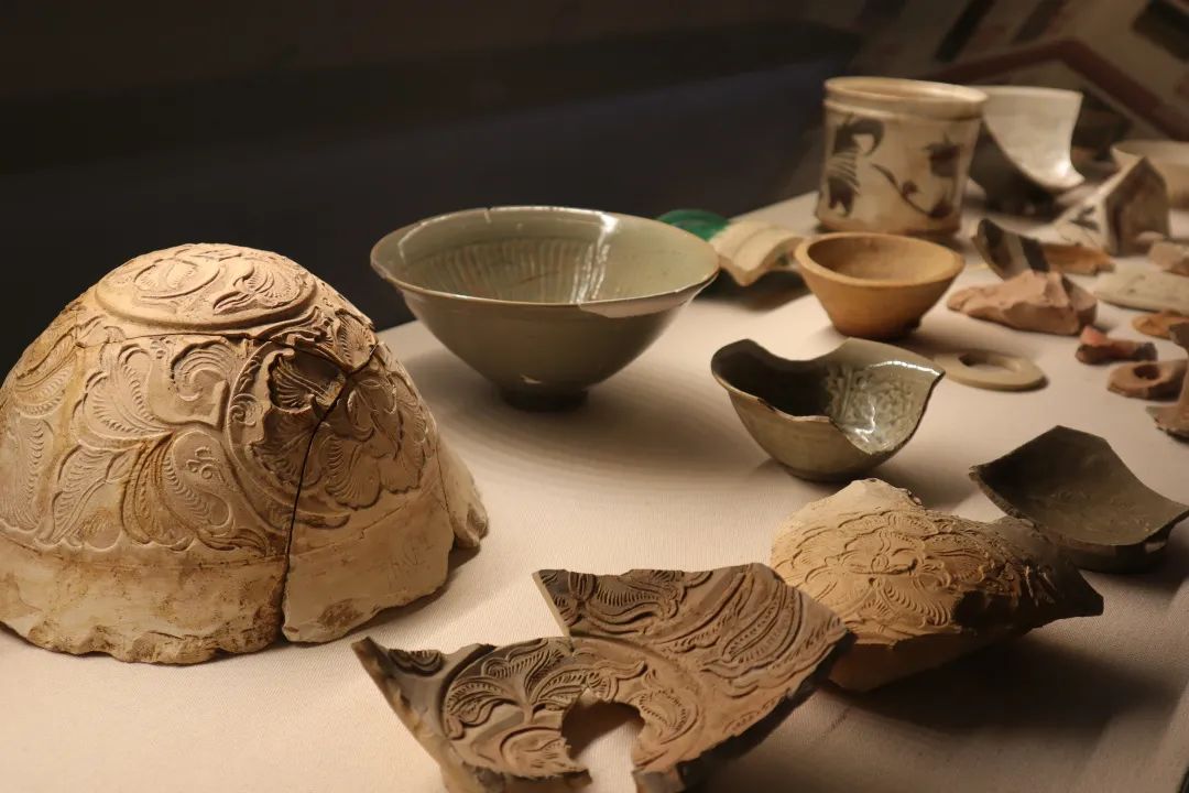 Some of the kiln furniture and porcelain specimens excavated by the college are from Yue kiln, Longquan kiln, Linru kiln, Hongzhou kiln and Cizhou kiln.