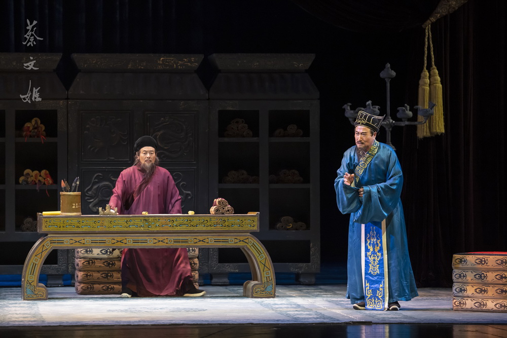 Pu Cunxin plays Cao Cao (left), Yang Lixin plays Zhou Jin (right) Photo by Li Chunguang