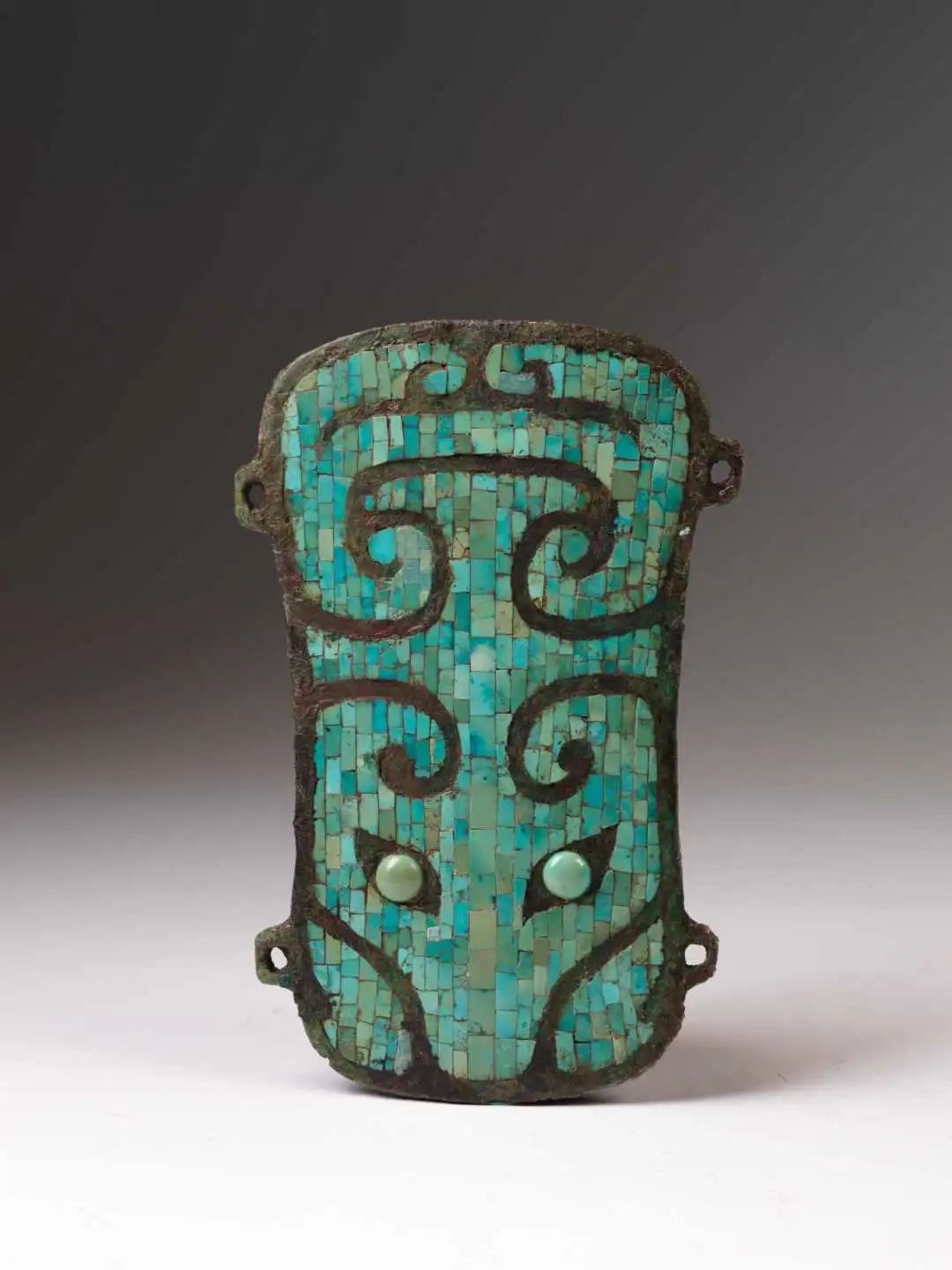Inlaid turquoise animal face plate decoration Exhibition period is 7.30-8.30 Late Xia Dynasty (18th century BC - 16th century BC) height 16.5 cm, width 11.0 cm Unearthed VI M11 of Erlitou Site in 1984 Collection of Erlitou Xiadu Site Museum