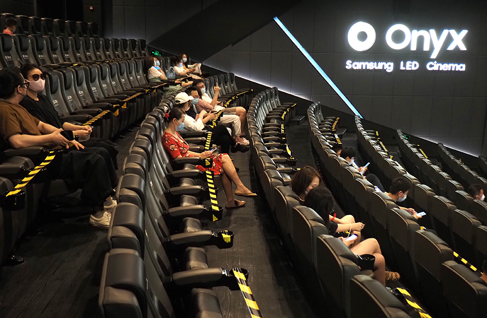 On July 8, the audience took their seats in the giant screen screening hall of the UME Xintiandi Cinema in Shanghai, waiting for the movie to start. Photo by Xinhua News Agency reporter Ren Long