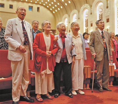 The old artists at the 60th anniversary of the founding of Renyi Institute, from left Zhu Xu, Zhu Lin, Hu Zongwen, Su Min and his wife (taken on June 12, 2012)