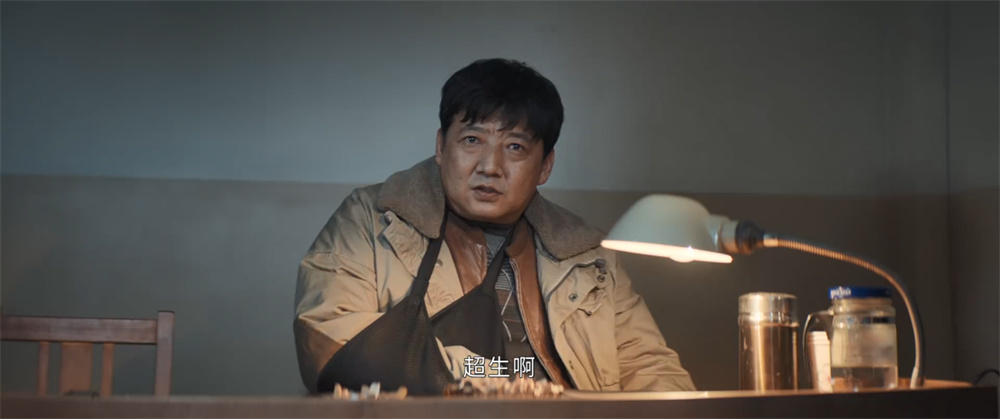 The policeman Feng Guojin (played by Wang Yanhui) who runs through the story